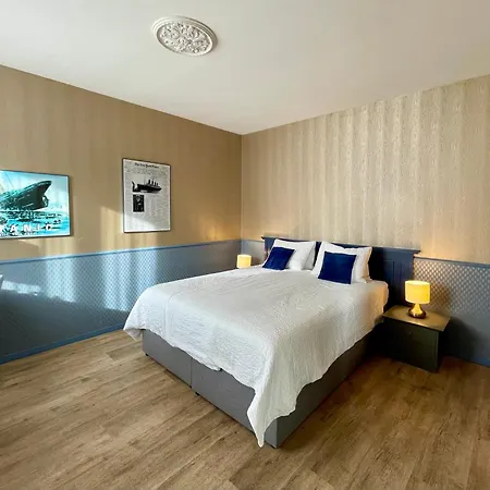 Movieworld Hotel *