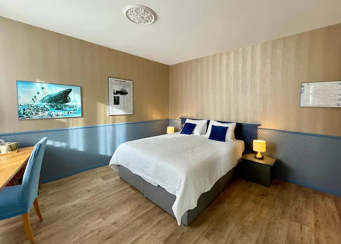 Movieworld Hotel *